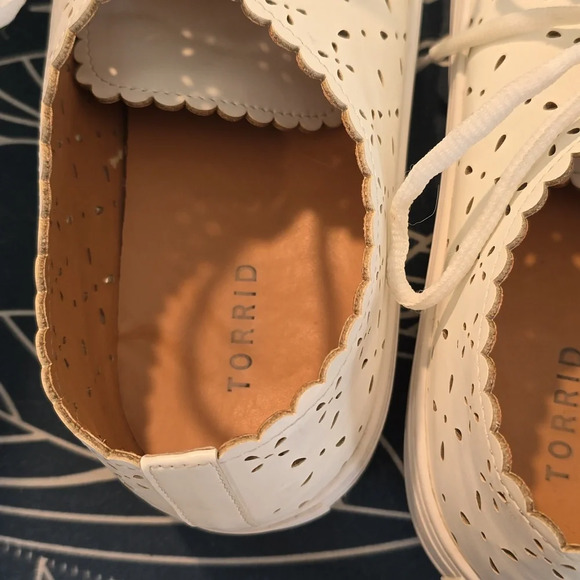 Torrid White Faux Leather Laser Cutout Sneakers Size 11 Wide - Picture 9 of 9